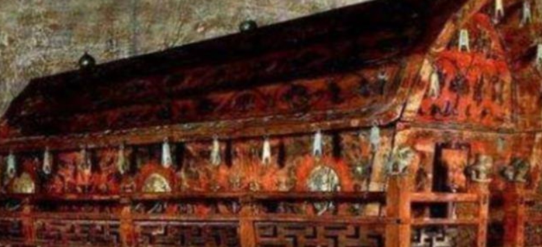 2003年，内蒙古出土血红棺材，掀开女尸面纱后考古人员：危险，撤
