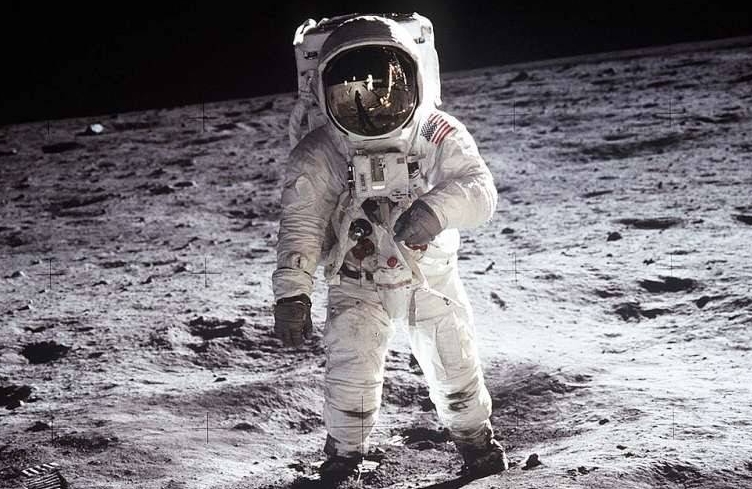 人类不再登陆月球，是宇航员曾经遇到了外星人？其实另有“阴谋”
