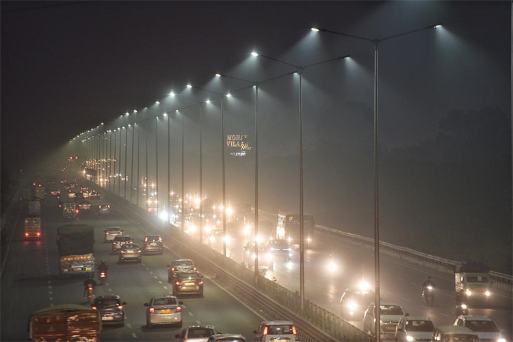 美国的卫星意外拍摄到了奇特场景 印度的上空被浓雾包裹着