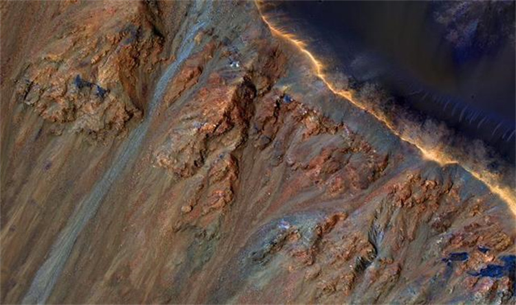 火星表面竟然出现了一条裂缝 外星生命或许隐藏在了地下