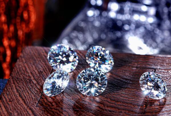 莫桑钻和钻石的区别，莫桑钻人工价格低（钻石天然价格贵）