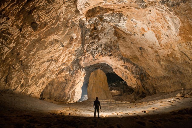 世界上最神秘的洞穴 内部别有洞天（降低人类患病概率）