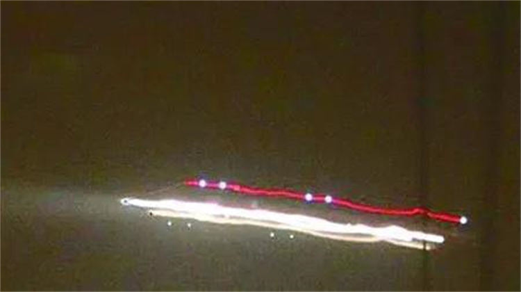 甘肃的半空出现诡异的不明飞行物 悬停于夜空中（仍需调查）