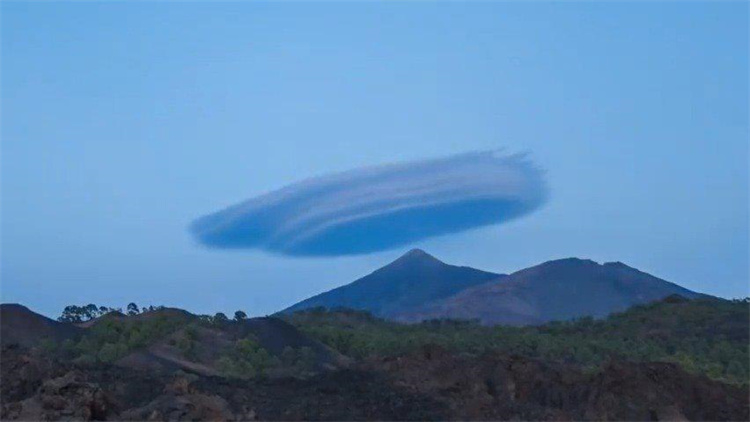 出现于城市上空的巨大云团 看上去类似于UFO（自然现象）