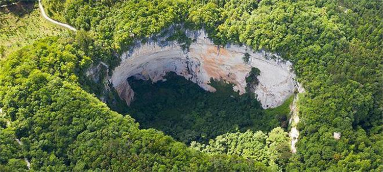 直径100多米的神秘天坑出现在墨西哥？（地质现象）