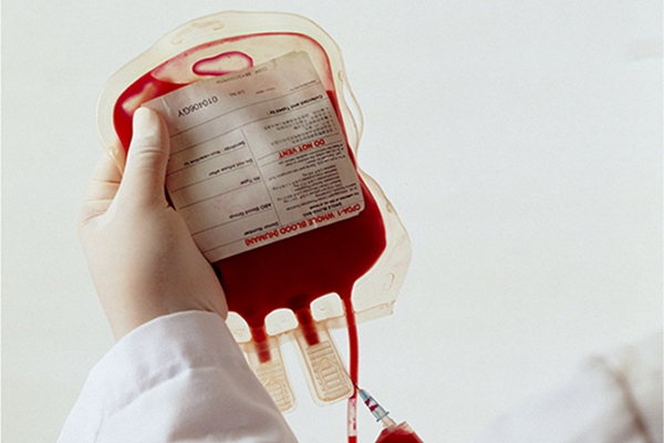 为什么血型不合就不能输血?会引发凝集反应(红细胞变皱)