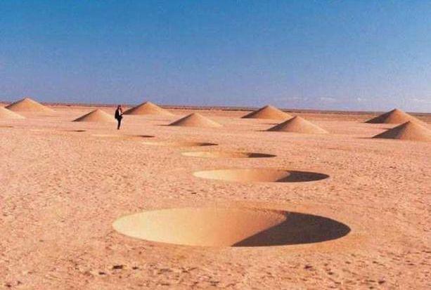 出现在沙漠中的诡异图案 和地外生命有关吗？（无从考究）