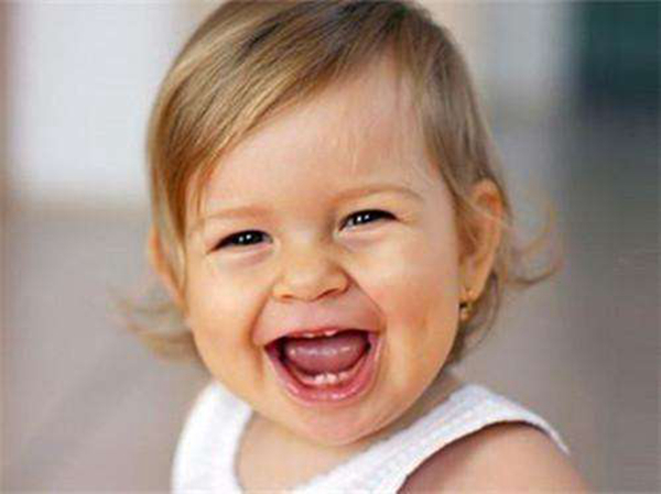 宝宝几个月长牙正常?长牙长得早的宝宝更聪明吗