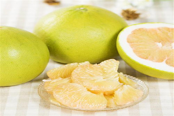 红柚子和白柚子的区别 红柚子比白柚子多两种营养元素
