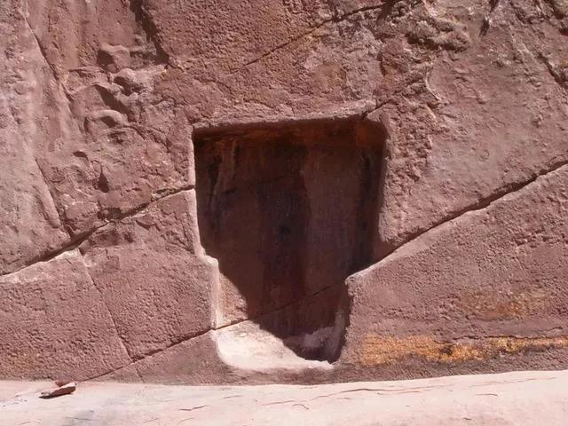 秘鲁有一扇神秘的石门 据说可以直接通往其他星球（无从考究）