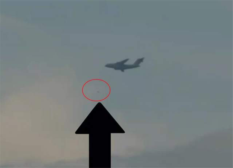 航天飞机拍摄到的不明飞行物 尾部甚至出现了轨迹云（无从得知）