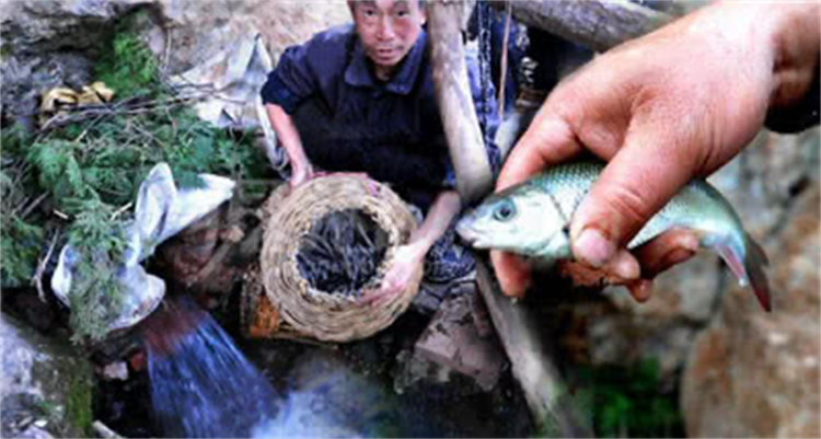 我国湖北的神秘山洞 每年的清明节都会向外流鱼（流鱼洞）