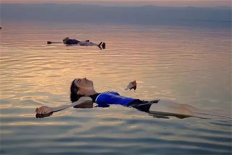 澳大利亚的一位女性 可以浮在水面沉不下去（超出认知）