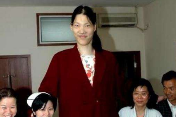 世界最高的女人是谁?15岁身高超过姚明(睡2.83米的床)