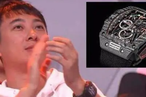 王思聪手表2000万 远看就像塑料表(却被称表中法拉利)