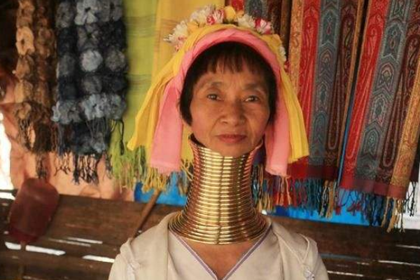 世界上脖子最长的人:喀伦族 戴40斤铜环(脖子长40厘米)