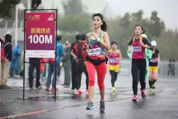 世界上跑的最远的马拉松女性 一共长达一个多月（七段路）
