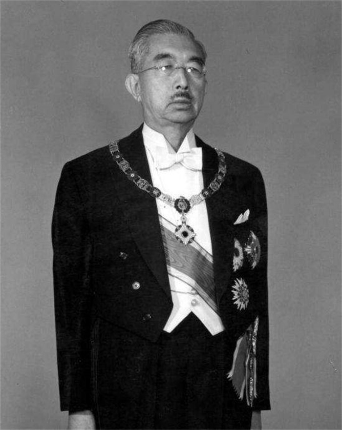 麦克阿瑟统治日本7年，羞辱天皇，为何他走时有日本人哭着送他？