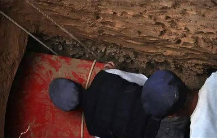 浙江老农翻新祖宅，不料挖出800年红棺，考古专家：赶快撤离