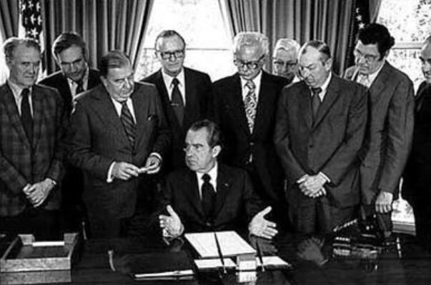 1974美国水门事件 美国第一个因为丑闻下台的总统(尼克松)