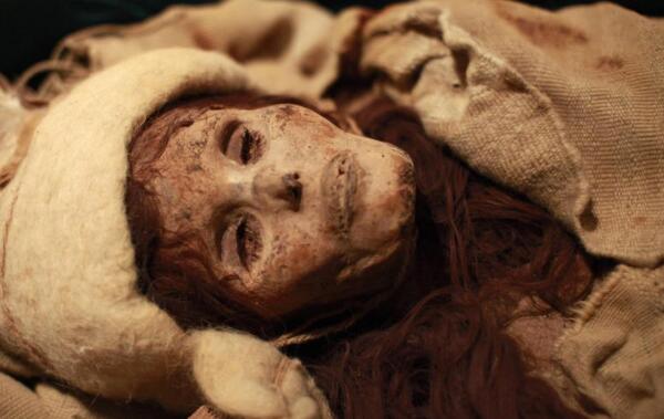 中国出土最漂亮的干尸：3800年的小河公主，出土带微笑