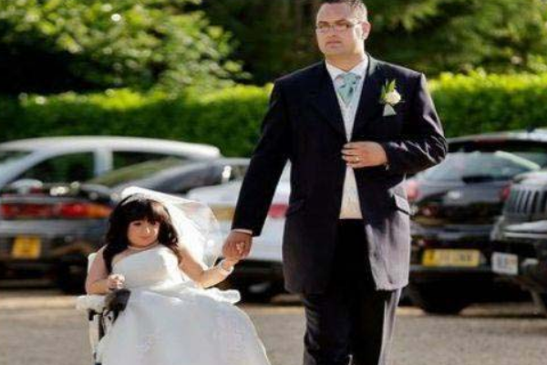 世界上最小的新娘完婚 丈夫1.85米是妻子的一倍还多