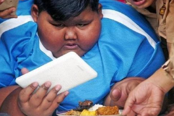 世界上最胖的男孩:5岁后疯狂暴食(12岁长380斤)