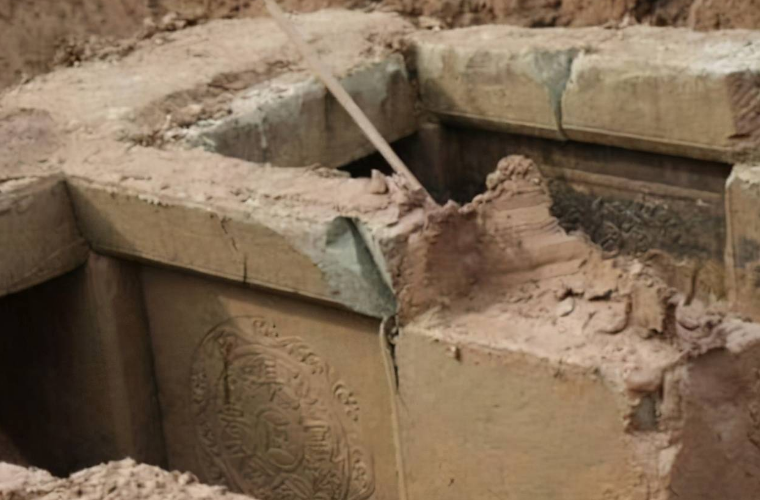 埃及发现两千年前古墓 搭配怎么这么奇怪？（埃及古墓）