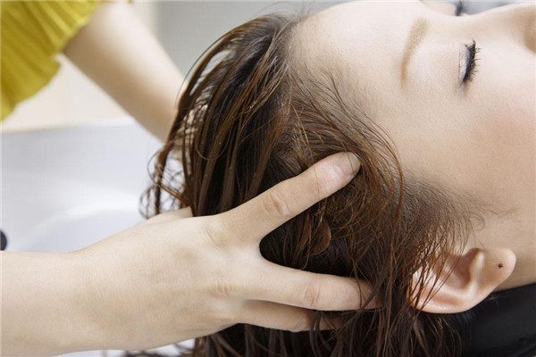 晚上洗头发的危害有哪些 晚上洗头会大量掉发吗