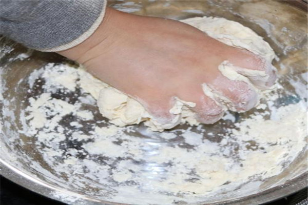 为什么面团越揉越粘 什么面粉做出来的面团不粘手
