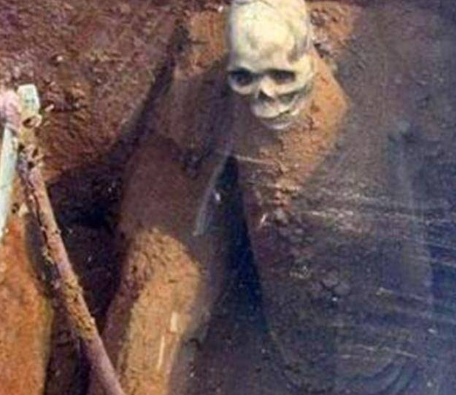 千年古墓被发现 居然还有一个人（古墓雕塑）