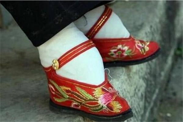 女人裹脚什么时候废除的？中华民国成立后彻底废除