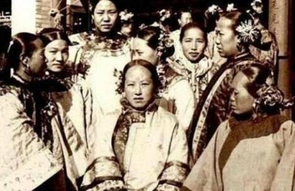 清朝选妃有没有身高要求：无身高要求，秀女最低11岁