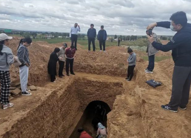 内蒙古一个千年墓穴 合葬的男女居然是被活埋（男女合葬）
