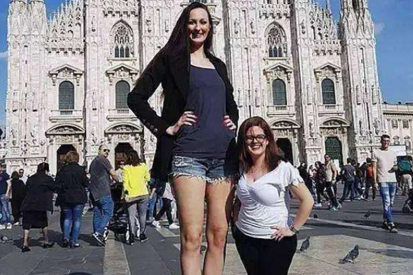 世界第一长腿小姐:腿长1.32米(相当于身高的2/3)