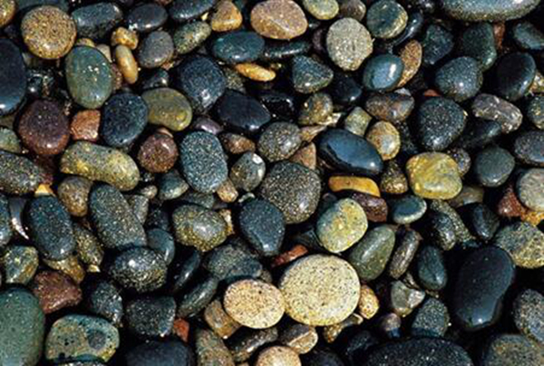 砾石和碎石的区别 碎石更大更粗糙颜色区别比较大