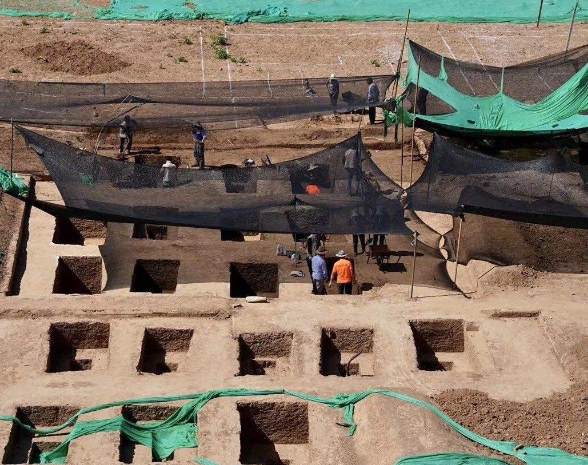 湖北出现楚国墓穴 被上万人挖掘（巨大古墓）