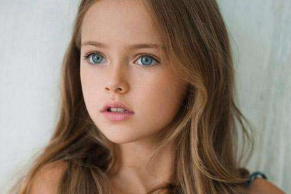 世界上最美的女孩:拥有罕见蓝色瞳孔(俘获2百万粉丝)