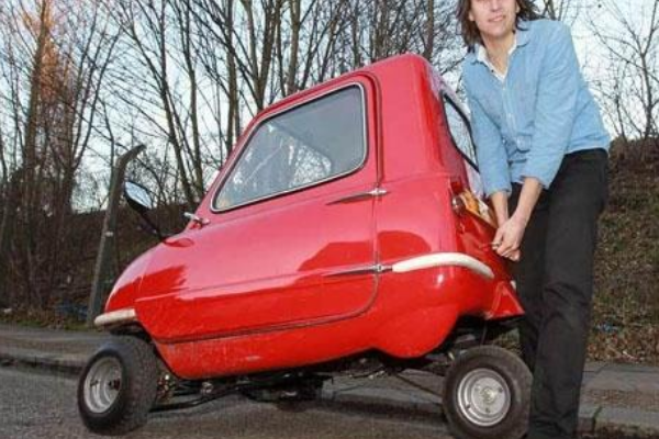 世界上最小的汽车:一个成年男子就能抬(排量仅0.049L)