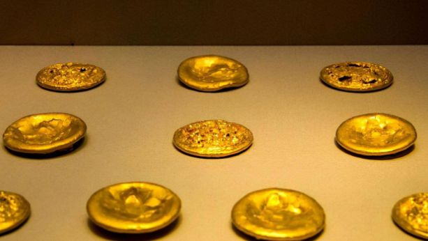 老农民挖掘出黄金 居然是西汉金饼（古代货币）