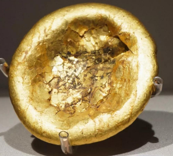 老农民挖掘出黄金 居然是西汉金饼（古代货币）