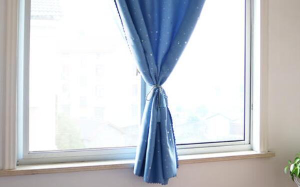 窗帘短了怎么补救，底部接驳一块窗帘布（及时更换最好）