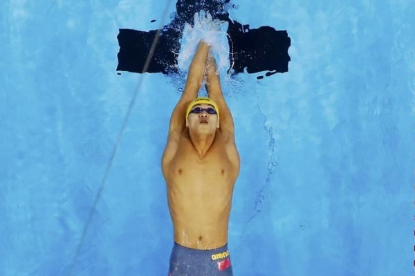 世界上仰泳最快的人:创下48.88秒世界纪录(100米冠军)