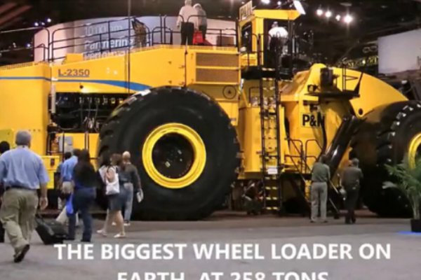 世界最大的装载机:整体高达20米(一铲子可装40立方米)