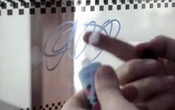 玻璃门上的签字笔印去除小妙招，护手霜 纸巾轻松擦除