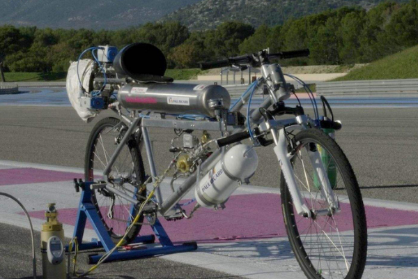 世界自行车最高时速达333公里 火箭自行车三次刷新纪录
