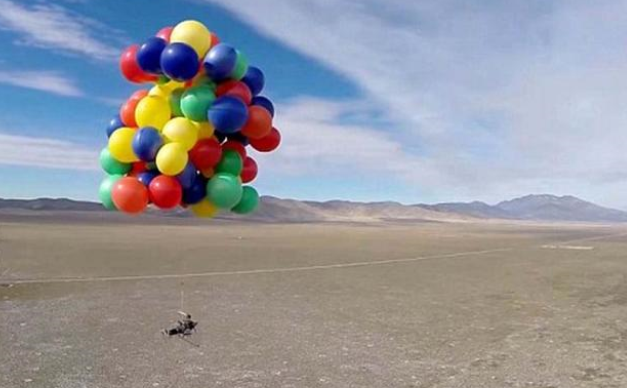 几十年前他用45个氢气球和椅子 最后咋样了（飞行梦）