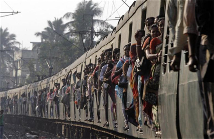 印度三哥总是扒在火车皮上 他们究竟想做什么？（奇怪印度）