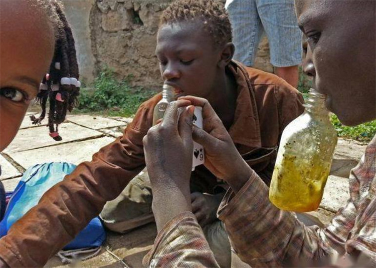 非洲国家的特殊癖好 居然会把胶水当成毒品（胶水毒品）