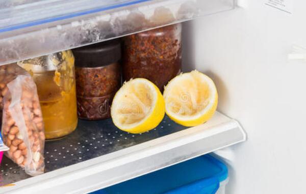 冰箱如何除臭，小块竹炭放冰箱（柠檬切两半放冰箱）